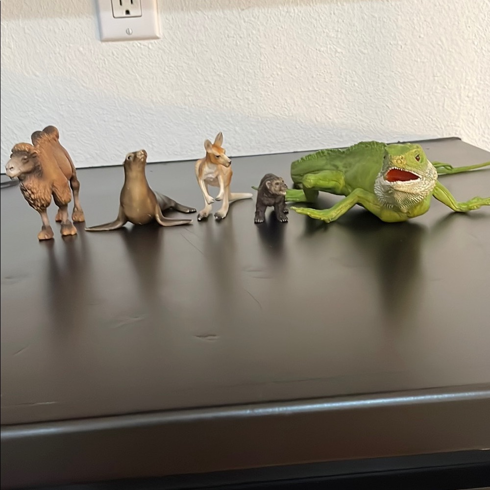 Green and Brown Action Figures Playset
